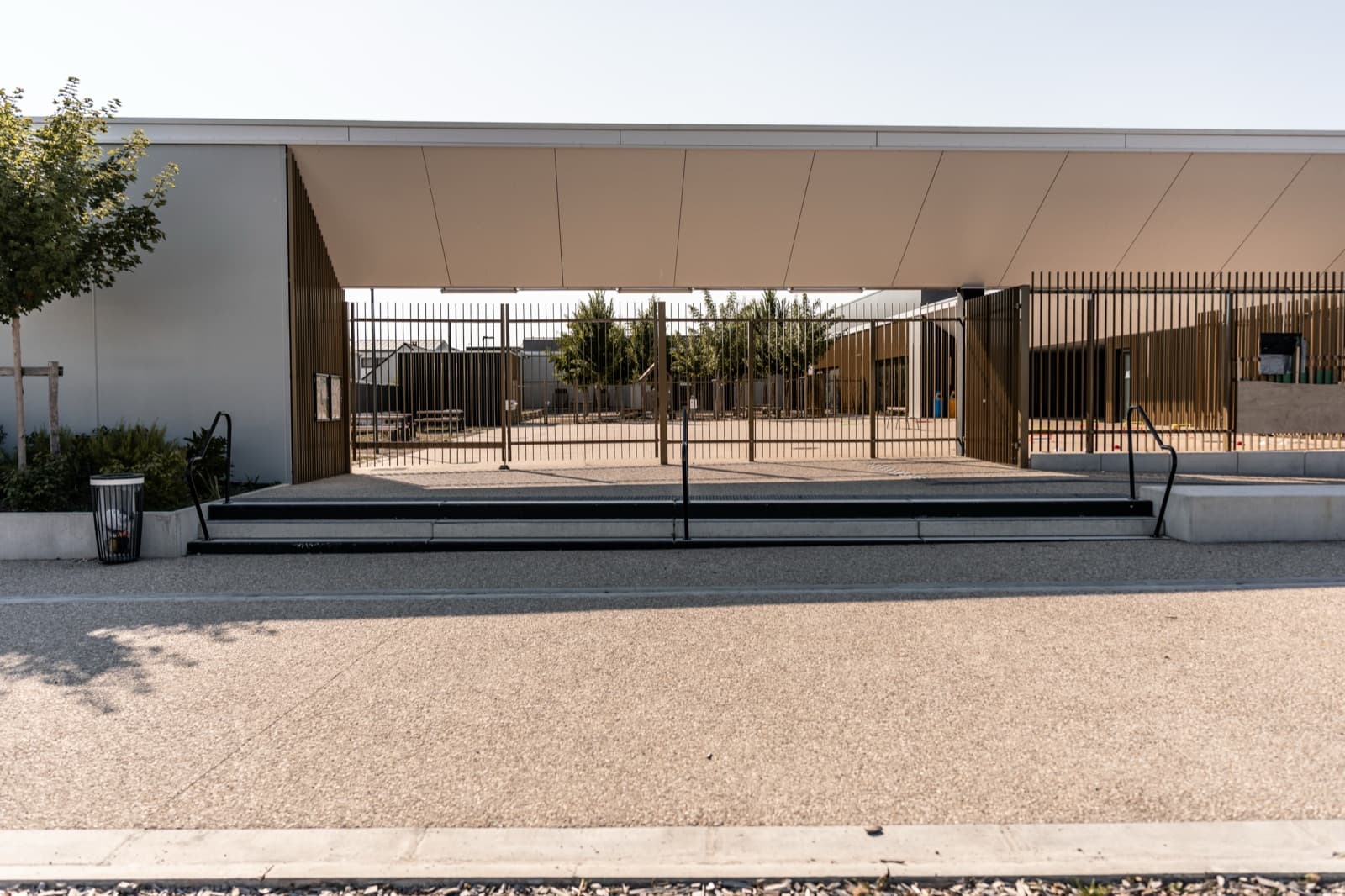 La façade et le préau de l’école Simone Bastien de Bezannes